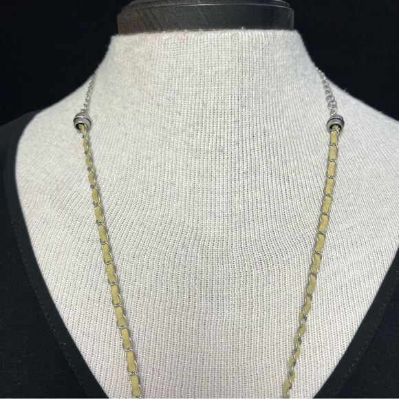 Lia Sophia CORNUCOPIA $78 in catalog
Resin Horn Necklace w/ Green Accents NWT🏷 - Picture 5 of 9